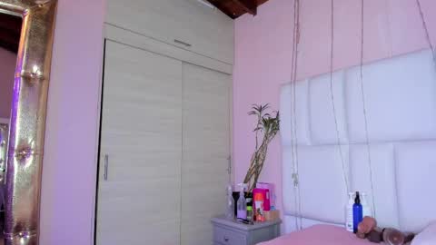 Snapshot of kiana_cream chatting on October 4, 2:54 pm N M online show from October 4, 2:54 pm