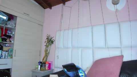 Snapshot of kiana_cream chatting on September 11, 11:43 am N M online show from September 11, 11:43 am