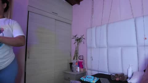 Snapshot of kiana_cream chatting on September 24, 12:15 pm N M online show from September 24, 12:15 pm