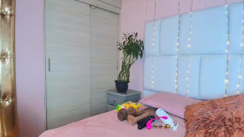 Snapshot of kiana_cream chatting on January 12, 1:48 pm N M online show from January 12, 1:48 pm