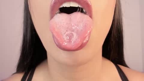 kim_mouth17 online show from November 29, 8:35 pm