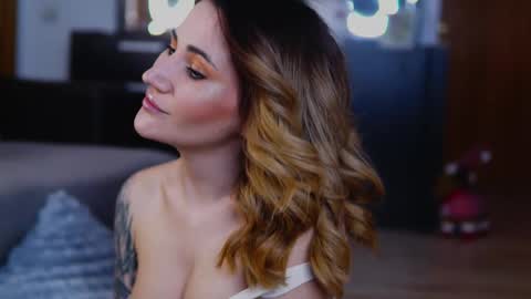 KimSkye online show from December 22, 10:15 pm