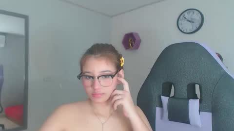 kimsy_ online show from December 5, 8:37 am