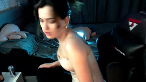 Snapshot of kira_yammy chatting on October 31, 10:58 pm Kira  follow me  online show from October 31, 10:58 pm