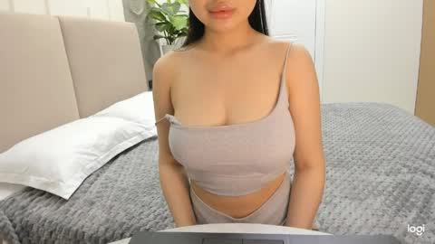 Rae online show from April 8, 9:28 pm