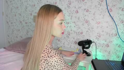 sophie online show from February 9, 9:06 pm