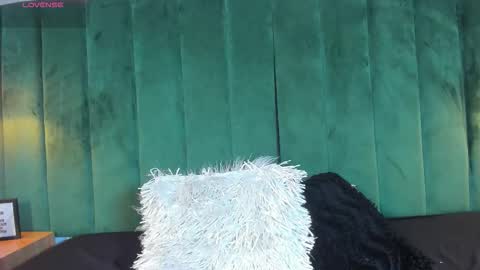 K I T T Y Y  online show from November 7, 9:09 pm