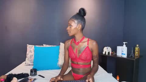 K L O E online show from November 4, 7:19 pm