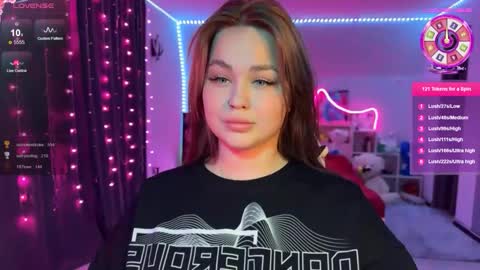 Mia online show from December 5, 1:23 pm