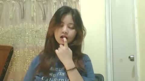 its me KYLIE online show from November 12, 6:28 pm