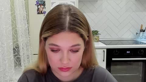 Snapshot of kylieblond chatting on December 23, 12:08 pm Din online show from December 23, 12:08 pm