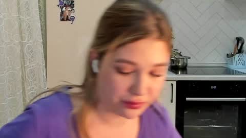 Snapshot of kylieblond chatting on December 17, 4:43 pm Din online show from December 17, 4:43 pm
