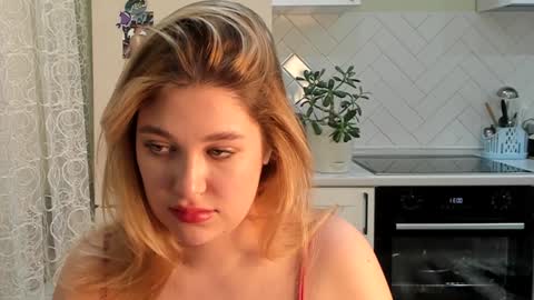 Snapshot of kylieblond chatting on December 15, 9:31 pm Din online show from December 15, 9:31 pm