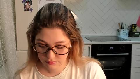 Snapshot of kylieblond chatting on February 24, 9:52 pm Din online show from February 24, 9:52 pm
