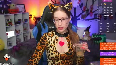 Snapshot of laceybloom chatting on October 9, 1:54 am Lacey Bloom online show from October 9, 1:54 am