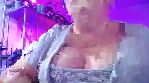 Snapshot of lady_gloria chatting on October 2, 2:33 pm Lady Gloria online show from October 2, 2:33 pm