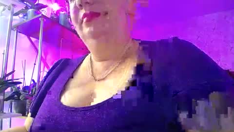 Snapshot of lady_gloria chatting on October 18, 6:16 am Lady Gloria online show from October 18, 6:16 am