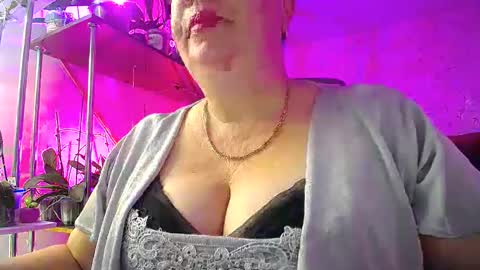 Snapshot of lady_gloria chatting on January 3, 3:49 am Lady Gloria online show from January 3, 3:49 am