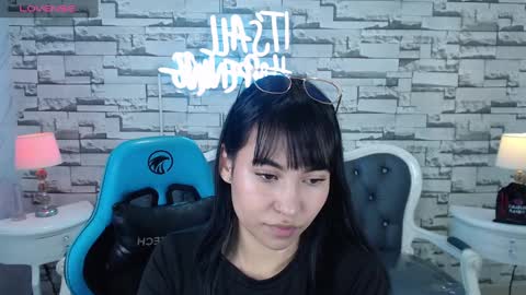 Snapshot of lady_violet_bridgerton_a chatting on December 23, 10:12 pm Lady Violet Bridgerton online show from December 23, 10:12 pm