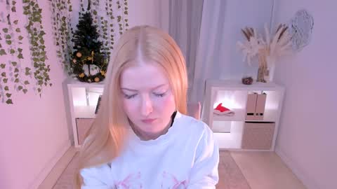 Snapshot of laly_peach chatting on January 5, 4:38 pm Laly online show from January 5, 4:38 pm