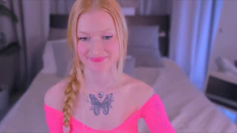 Snapshot of laly_peach chatting on December 25, 2:03 am Laly online show from December 25, 2:03 am
