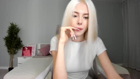 Snapshot of lama0 chatting on October 6, 12:55 pm Erika online show from October 6, 12:55 pm