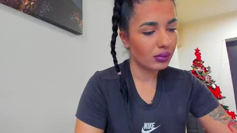 Snapshot of lara_squirtx chatting on December 6, 7:43 am Lara online show from December 6, 7:43 am