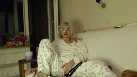 laralhotr online show from March 9, 12:00 am