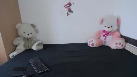 larapoison online show from September 17, 6:00 am