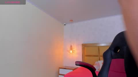 Snapshot of larsonmia chatting on February 20, 12:04 pm MIA online show from February 20, 12:04 pm