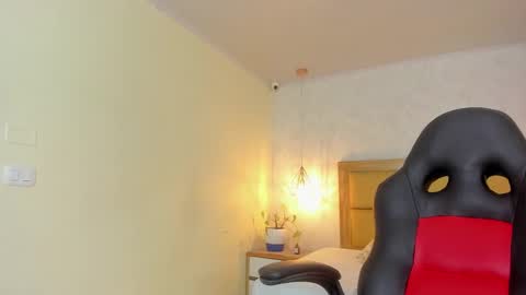 Snapshot of larsonmia chatting on October 20, 12:19 pm MIA online show from October 20, 12:19 pm