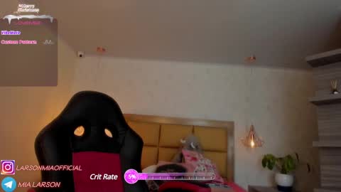 Snapshot of larsonmia chatting on January 5, 12:31 pm MIA online show from January 5, 12:31 pm