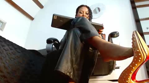Snapshot of laryssa_swayer chatting on September 30, 2:12 pm Laryssa online show from September 30, 2:12 pm