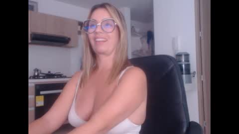 Snapshot of latinpaprika chatting on February 9, 1:34 am latinpaprika online show from February 9, 1:34 am