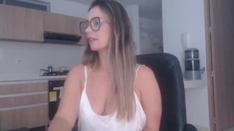 latinpaprika online show from April 16, 11:10 am