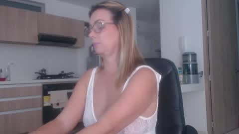 Snapshot of latinpaprika chatting on February 9, 9:39 pm latinpaprika online show from February 9, 9:39 pm