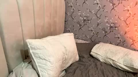 Snapshot of laura_d23 chatting on February 8, 2:26 am laura online show from February 8, 2:26 am