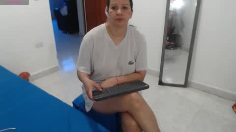 laura_foxx2379 online show from January 15, 5:08 pm