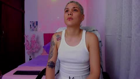 Snapshot of laura_r23 chatting on September 28, 1:34 am Laura Rose online show from September 28, 1:34 am