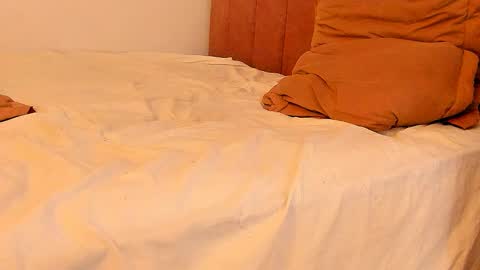 LAURA SOE online show from March 24, 6:02 pm