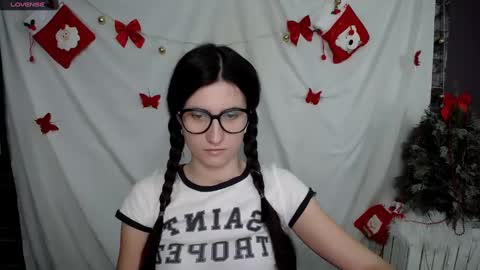Snapshot of lauradre_ chatting on January 7, 8:45 am Laura online show from January 7, 8:45 am