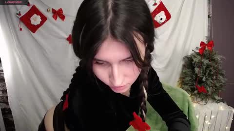 Snapshot of lauradre_ chatting on December 13, 9:15 am Laura online show from December 13, 9:15 am