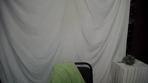 Snapshot of lauradre_ chatting on February 11, 8:48 am Laura online show from February 11, 8:48 am