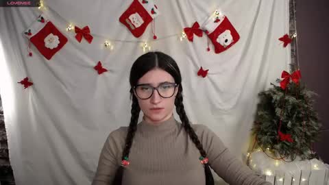 Snapshot of lauradre_ chatting on December 12, 12:01 pm Laura online show from December 12, 12:01 pm