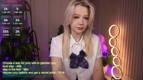 Snapshot of laurawifeness chatting on October 2, 6:18 am Laura online show from October 2, 6:18 am