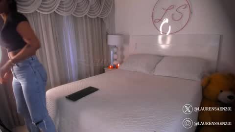 Lauren Saenz online show from February 28, 12:09 pm