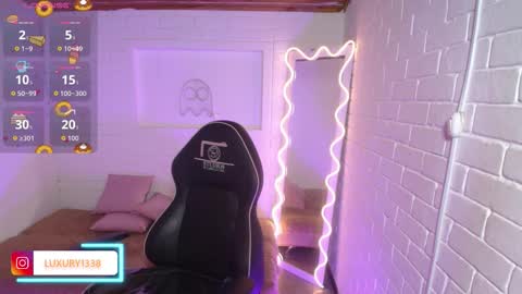 Snapshot of lauxury_tay chatting on October 15, 4:04 am Lauxury online show from October 15, 4:04 am