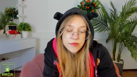 layriantavee online show from October 12, 7:55 am