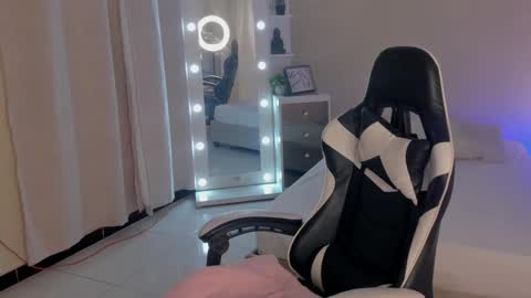 leahaltomm online show from February 26, 8:35 pm