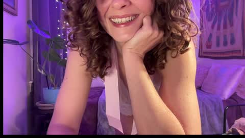 Snapshot of leahsparkles chatting on December 19, 4:02 am Leah Sparkles online show from December 19, 4:02 am